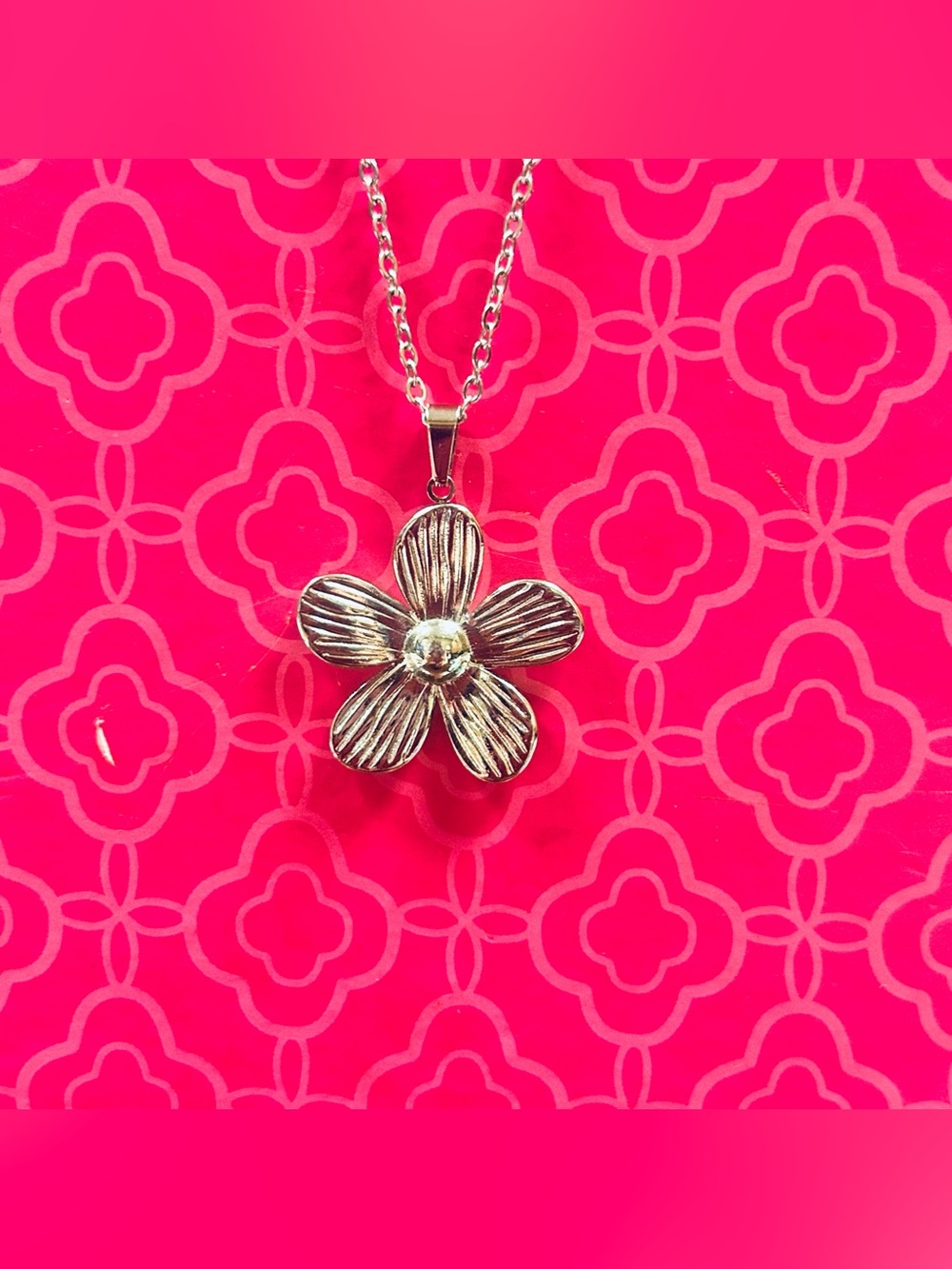 Dainty & Classic Flower Pendant Necklace Silvertone Stainlss Steel 18”